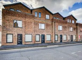 Hybrid Resi - Uxbridge with onsite car parking, near London Heathrow Airport