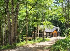 The Saige - Hot Tub, Fire Pit, and huge entertainment area, hotel dengan jakuzi di Logan