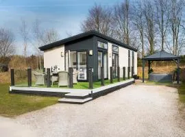 Silverdale Lodge, HotTub, Wi-FI, Quiet & Sleeps 4