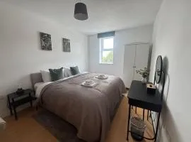 2 bed - 2 bath, gated parking, M62 J27