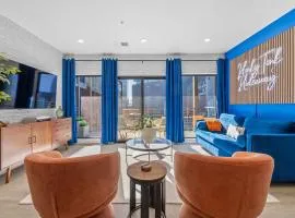 Honky Tonk Hideaway, Walk to Broadway, Pool, Gym and Parking