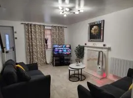 Temade Homes -2 Bed Graceful Holiday Home -Free Parking