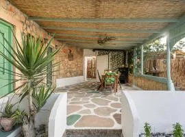 MANOS Small House Kouremenos