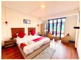 HOTEL LUXUARY R-B Near Near Railway station - Fully Air conditioned Rooms with Wifi-LIFT and Restaurant - A Top Rated Hotel