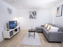 Midland Apartment I 1-min walk to town centre & station I 8-min drive to airport