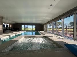 Four Bedroom House With Private Pool - Stunning countryside location with parking close to Chester City Centre, hotel em Chester