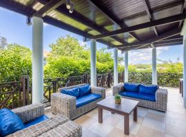 Blue Bay Hideaway - Just Steps from the Beach, hotel in Blauw Baai