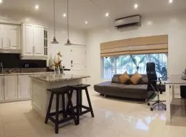 Condo Niko - Centrally Located, Steps to Beach!