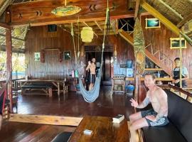 Playgrounds Sabbit Mentawai Surfcamp, hotel que acepta mascotas en Pulau Masokut
