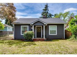Charming 2 bedroom house 1 mile from U of O, hotel di Eugene