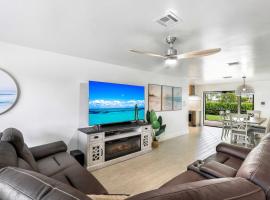 Cheerful home ready for your island getaway ON Mackle Park! 3 BED- 5 STARS!, hotel v destinaci Marco Island