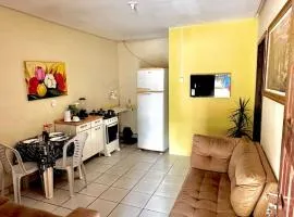 Suíte privativa com cozinha completa, ar e Wi-Fi