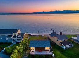 Cozy Whidbey Island Stay Steps on the beach Fireplace BBQ Near Trails