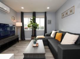 Spacious 3 Bedroom 2 Bathroom Apartment with Free Onsite Parking, hotel in Los Angeles
