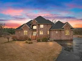 The Ann Arbor Estate - 5BR Home with Theater & Deck