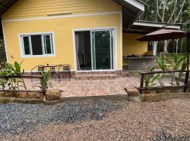 Baan Namthip Homestay Trang บ้านน้าทิพย์ โฮมสเตย์ตรัง, acomoda&ccedil;&atilde;o com cozinha em Ban Huai To (1)