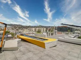 Modern Hollywood Walk of Fame Apts- Free Parking, 360 Rooftop, Pool, Gym- Centrally located