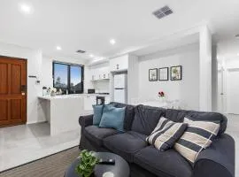 Private Bedroom Affordable Premium Modern Walk to Curtin