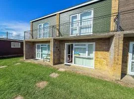 Lovely 4 Berth Chalet To Hire In Hemsby Nearby The Beach Ref 18177B