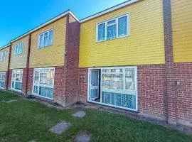Fantastic Chalet In Hemsby Near To The Beach In Norfolk Ref 18167B