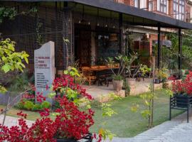 Heirloom Guesthouse, hotel v Dimāpuru