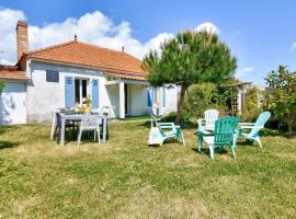 Maison avec jardin pour 4 - 800m de la plage, Hotel in Barbâtre