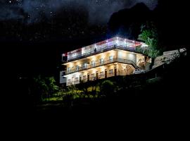 LA Riqueza Sushanti Retreat - Mountain View Rooms with Balcony # Pure Veg Restaurant # Jain Food Available # Parking # Customer's choice Hotel, hotel v destinaci Gupta Kāshi