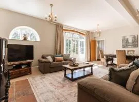 Stylish Coach House Retreat