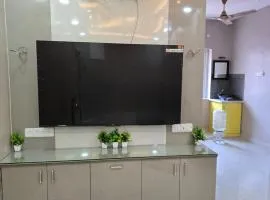 HOME STAY In TNAGAR E14