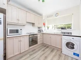 Cosy 2-Bedroom Apartment near Airport