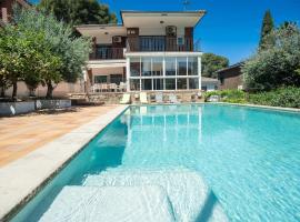 Villa espectacular privada con piscina y AACC, Hotel in Castelldefels