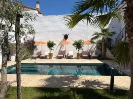 La Maison De Ville - Piscine - SPA、セットのB&B