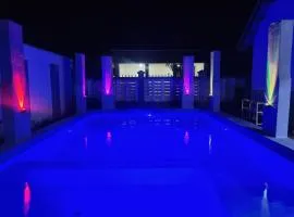 64 ZENJ HOUSE Luxury AIRPORT HOTEL