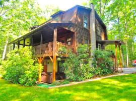 Rustic and Pet-Friendly Cabin Rental with Outdoor Hot Tub near Wisp Resort, Maryland、Swantonのホテル