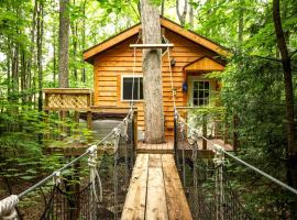 Breathtaking Tree House Rental near Charleston, West Virginia, hotel v destinaci Hico
