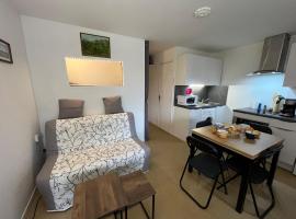 Appartement SENILLADES à Saint Pierre La Mer, hotel in Saint Pierre La Mer