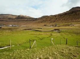 Spacious 4-Bedroom House - Scenic Views - Parking
