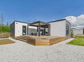 Chalet neuf pour 6 avec piscine chauffée à l'année, hotel in Le Sablais