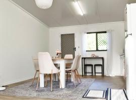 Peaceful Forest Retreat and Hot Tub, levný hotel v destinaci Russell Island
