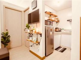 2 BR condo trees residences Netflix Games karaoke, hotel v destinaci Manila