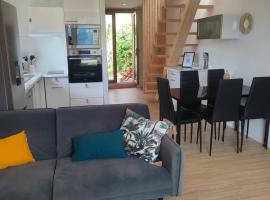Le Duplex du Plongeoir - spacieux T3 de 65m2 avec vue sur le lac de Serre Ponçon, hotel in Savines