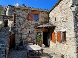 Gîte La petite Combe du Castanet, ξενοδοχείο σε Pourcharesses