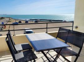 Tipoz'immo-Le Grand Grand 210 -view and direct access to the sea-pets accep, hotel in Pouldreuzic