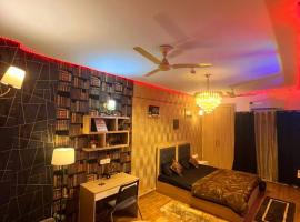 Palm Breeze Luxury Studio Apartment，位于诺伊达的酒店