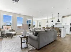 Waterfront Bayside 5BR Home Deck, Balcony, Resort Amenities & Bay Views