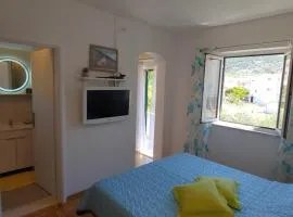 Studio apartment in Bol with balcony, air conditioning, WiFi, washing machine 3634-3