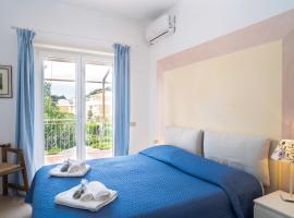 Villa vintage a 100m dal mare, relax a Terracina, hotel v destinaci Terracina