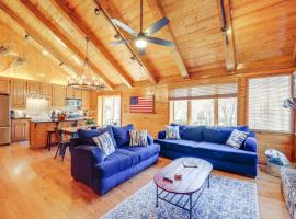 Walk to Ski Slopes Sugar Mountain Unit with Balcony, hotel in Sugar Mountain