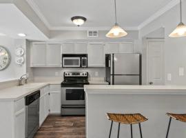 Charming 2 bed 2 bath condo in Sandestin Golf Cart Included!، فندق في ديستين