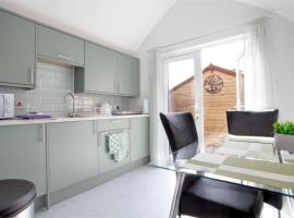 Lovely & Charming Studio with Parking In New Forest - Brand New!、Swayのキッチン付きホテル